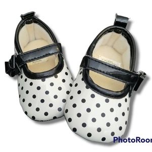 INFANT SHOES. WOW WITH BLACK POLKA DOTS.  ADORABLE.  3-6 MONTHS